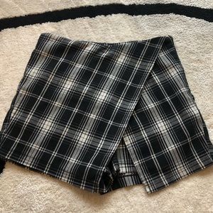 Brandy Melville navy/white plaid skort